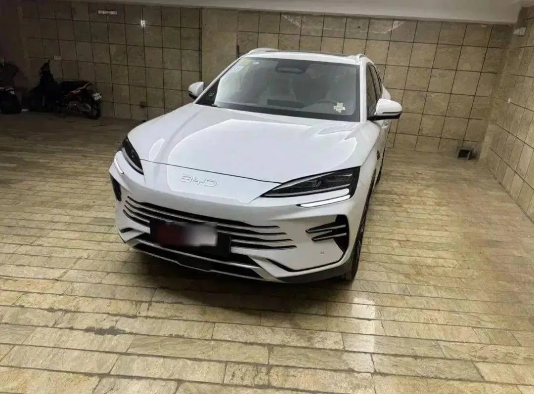 Bydسانگ پلاس سفید با چشم